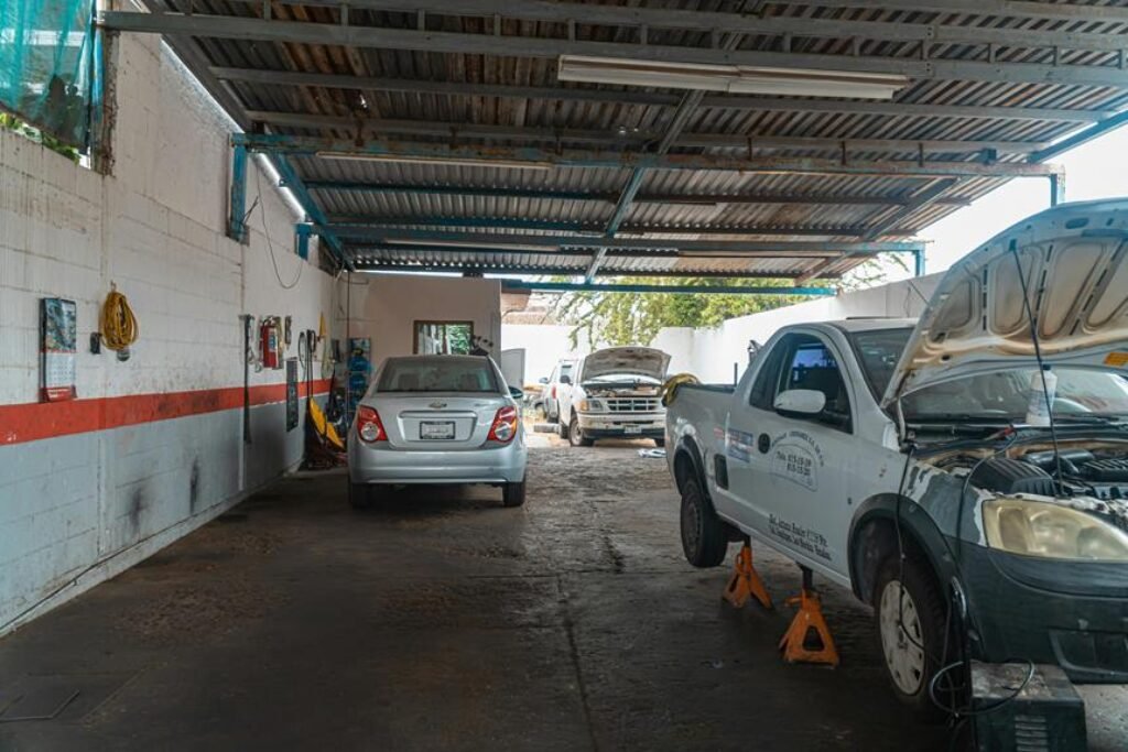 A Guide to Properly Using a Car Jack and Lifting Equipment